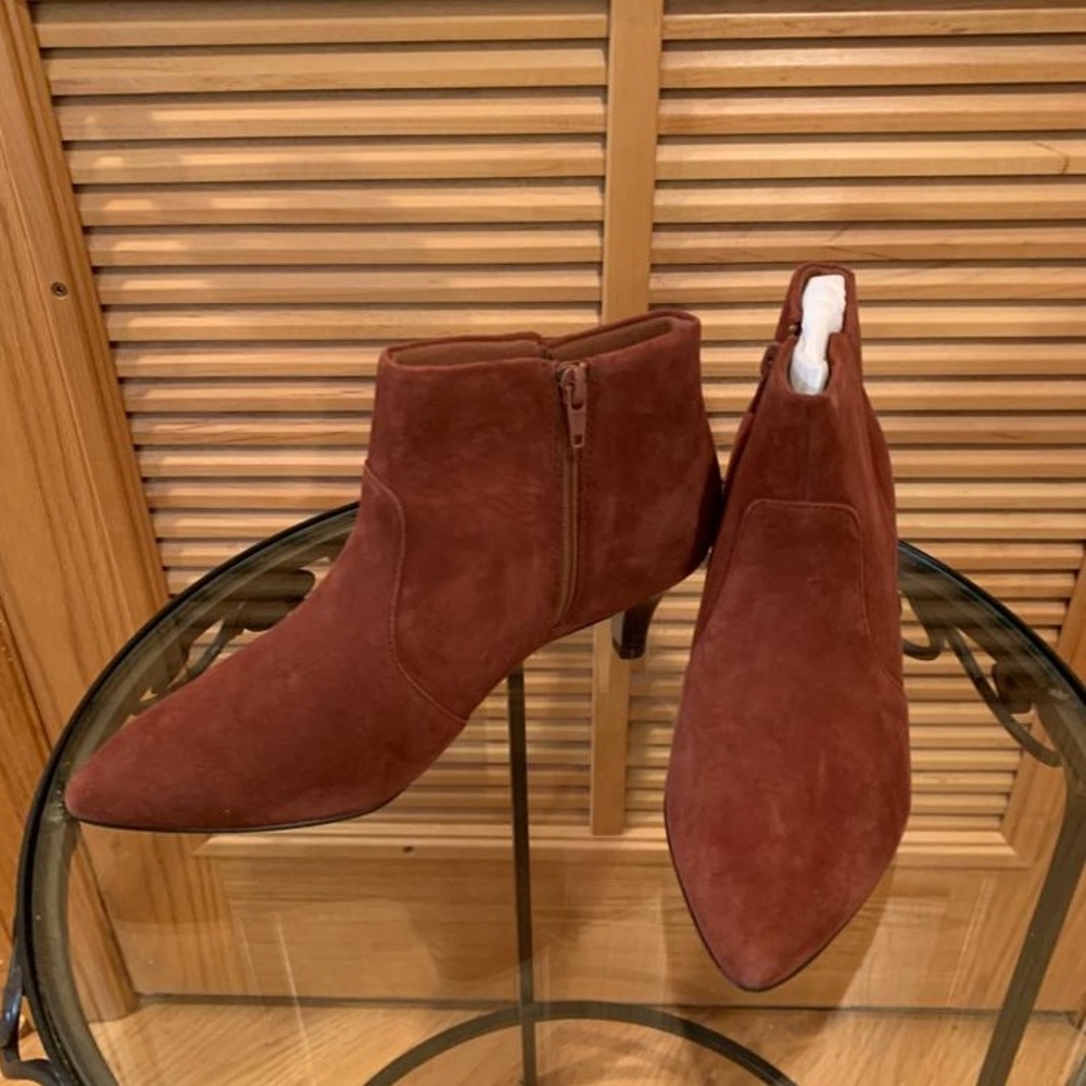 Clark’s Brown Suede Kitten Heel Bootie | Size 7.5